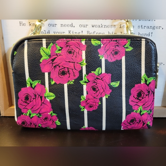 Betsey Johnson - Picture 3 of 12